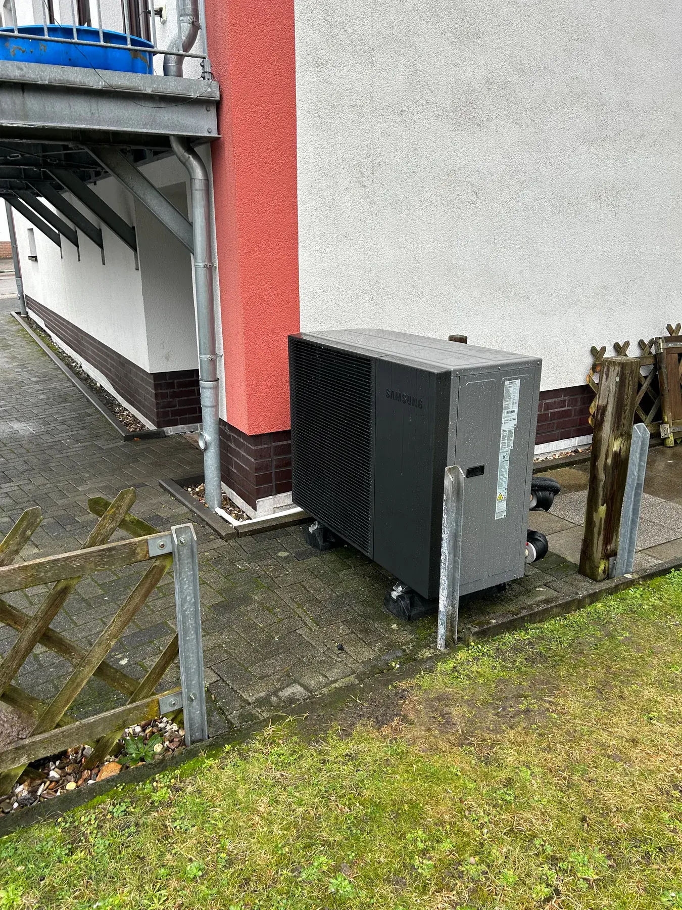 Wärmepumpen-Außeneinheit am Wohnhaus
